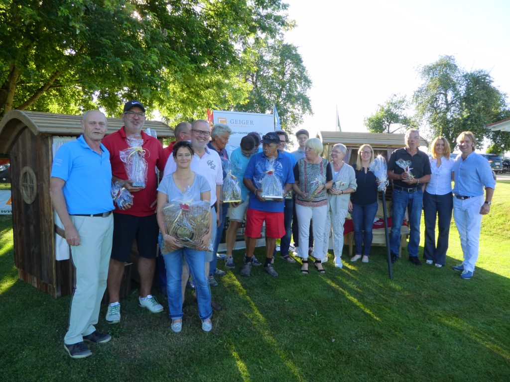 Geiger Raumkonzepte Open 2016: Strahlende Sieger mit Ehepaar Geiger (ganz rechts)