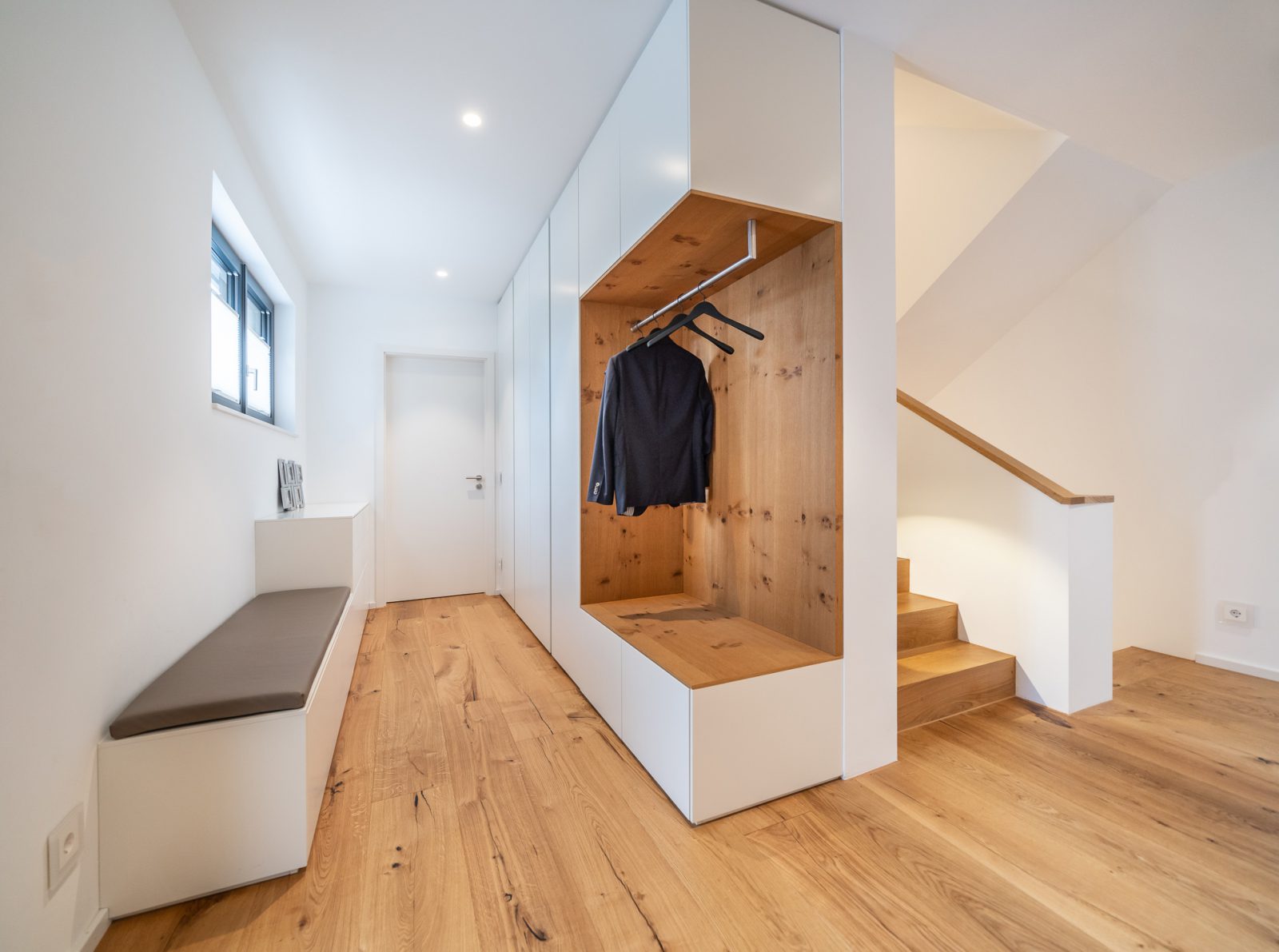 Garderobe und Wohnzimmer