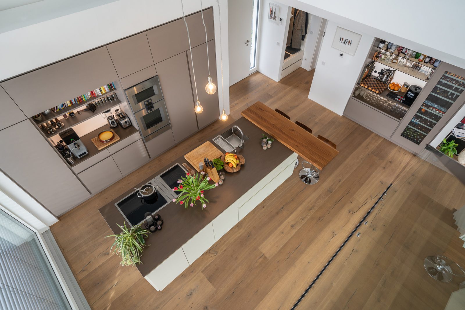 Küche mit Barschrank